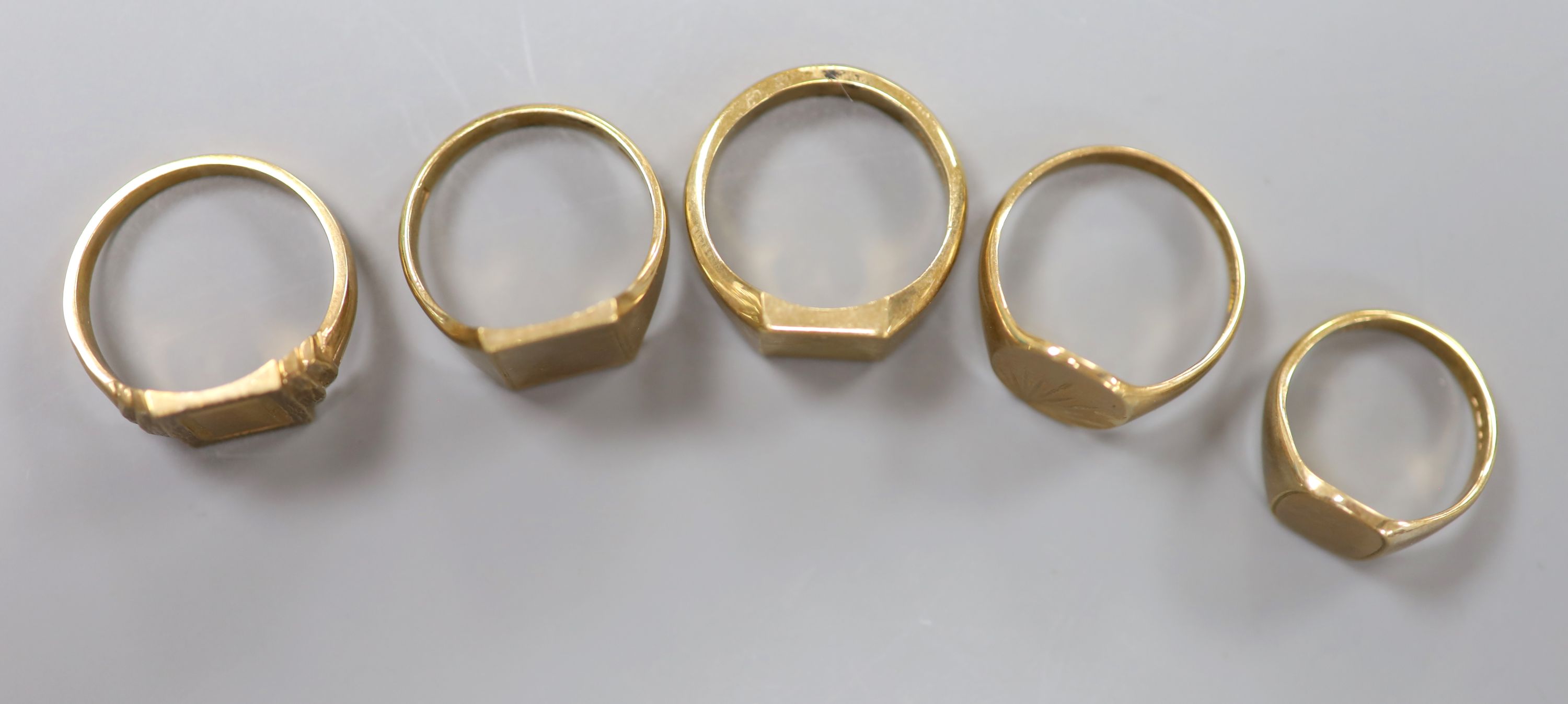 Five assorted modern 9ct gold signet rings, largest size U